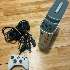 Microsoft Xbox 360 Final Fantasy XIII Limited Edition Console with 1 Controllers